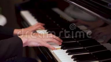 白人年轻人在一家豪华的酒店餐厅用钢琴演奏古典作曲。
